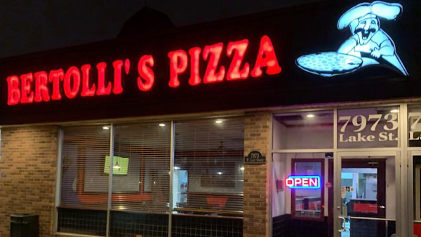 Bertollis River Pizza interior